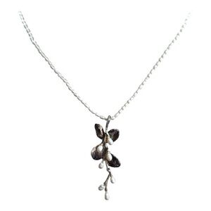 Elegant Pearl and Silver Necklace